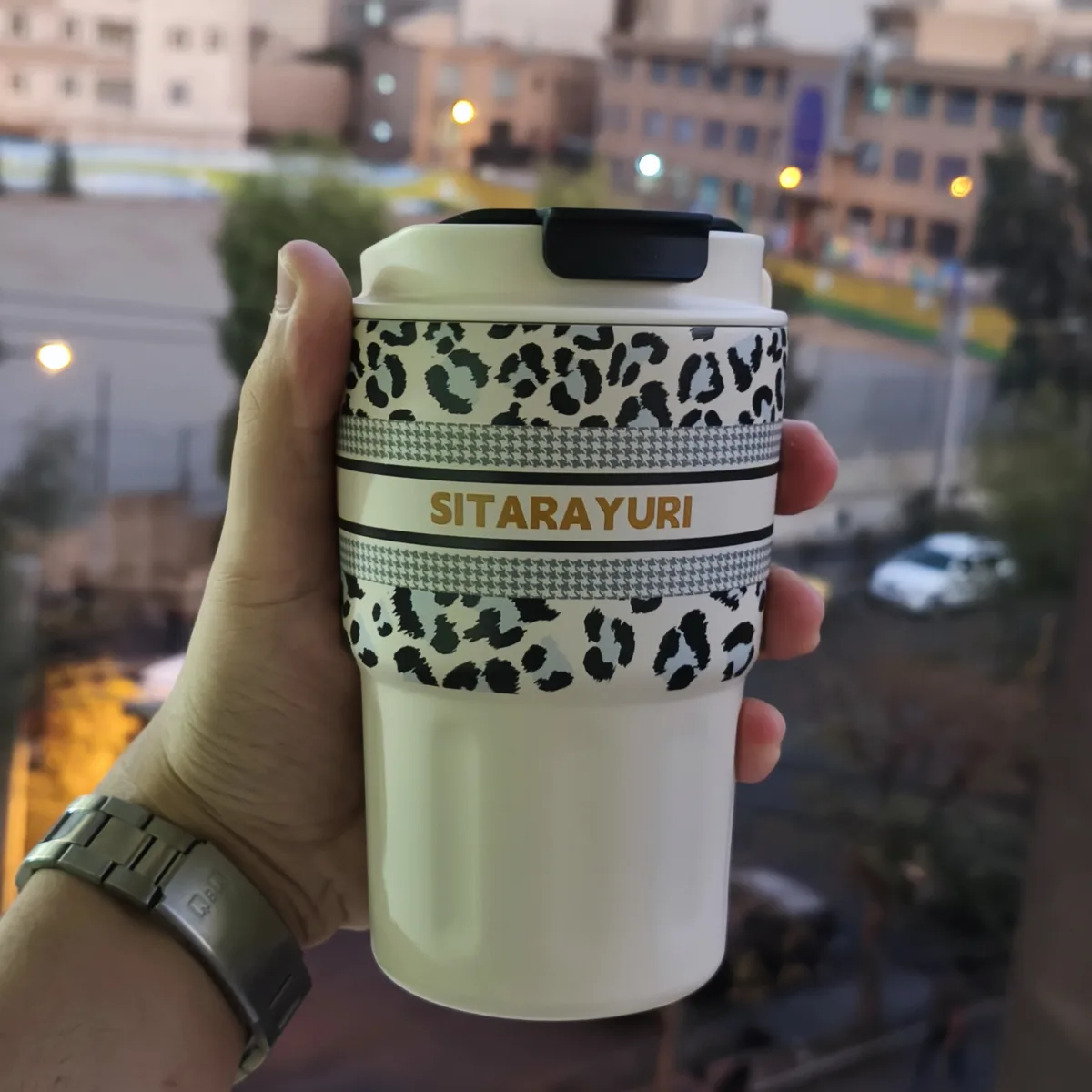 تراول ماگ پلنگی سیتارا در دست